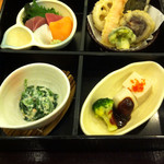 和食さと - お刺身三種、季節の天ぷら、ほうれん草の白和え、初冬の炊き合わせ