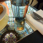 Brasserie Printemps - ガラスのテーブルに移り込む、天井♪