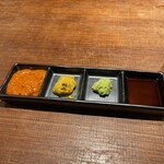 とんかつ ここまでやるか。 - 左からスパイス系ソース(クミンとか)、辛子系、わさび、出汁醤油？