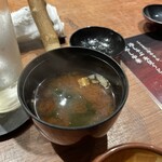 とんかつ ここまでやるか。 - 赤出汁のお味噌汁　少し薄味