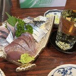 丸千葉 - さんま刺、〆さば、かつお刺3点盛に、剣菱を合わせる