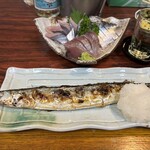 丸千葉 - 月曜の昼下がり。刺身、さんま、剣菱。たまンねェ〜ナ