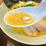 魂心家 - スープはそこそこな“豚骨臭”でまさに“山岡家”！“山岡家”のスープをマイルドにした感じ❗️