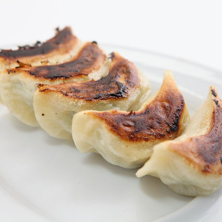 肉汁溢れる餃子とおつまみチャーシューが絶品！お酒のお供に◎