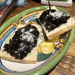 シチリア料理トラットリア アリア - 前菜その④イカ墨のクロスティーニ
