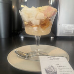 浅煎りコーヒーと自然派ワイン Typica - 和梨と蕪のパフェ