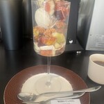 浅煎りコーヒーと自然派ワイン Typica - 無花果のパフェ