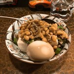 タイニーカフェ - 納豆丼のあたまのせ冷奴　煮卵付き