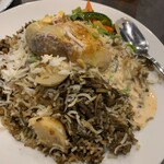 ポンニラペンspice - 中で卵と洋梨のコンポートを潰したライタをビリヤニの上に掛けてからいただきました