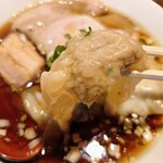 中華そば カリフォルニア - 『チャーシュー肉ワンタンそば(黒)』① ※肉ワンタン