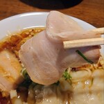 中華そば カリフォルニア - 『チャーシュー肉ワンタンそば(黒)』② ※ロース薄切りチャーシュー