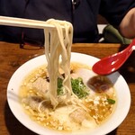 中華そば カリフォルニア - 『チャーシュー肉ワンタンそば(白)』① ※麺はこんな感じ