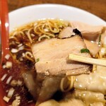 中華そば カリフォルニア - 『チャーシュー肉ワンタンそば(黒)』③ ※バラ肉チャーシュー