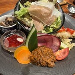 メルモーゾ ダ ドロカワ - 【前菜】左上から、舞茸とタコのマリネ、トマトのジュレとサワラ？、牛の煮込み、小魚のフリッター