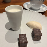 メルモーゾ ダ ドロカワ - 【デザート】左上から麦茶のクリームプリン、キャラメルバターチョコ、ブルーベリーのミニケーキ、メレンゲのアイスクリーム　　食後の飲み物として、コーヒーor紅茶を選択できます。