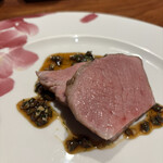 メルモーゾ ダ ドロカワ - 【メイン】六白黒豚の炭火焼き ソースがさっぱり(黒い粒々はカボチャの種)