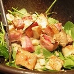 Okonomiyaki Teppanyaki Izakaya Minoru - 厚切りベーコンとエリンギのほうれん草サラダ