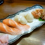 寿司酒房 洛彩 - 2014.10 にぎり寿司、サーモン（320円/2貫）ほたて（370円/2貫）赤貝（880円/2貫）