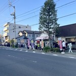 手打十段 うどんバカ一代 - 帰りには、更に行列が伸びてる(>_<)
      ……でも、まだまだ序の口！通常の時間帯だと、この3倍以上が　曲がりクネって列をなす（@__@）