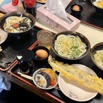 手打十段 うどんバカ一代 - 揃った   左 嫁さん    右 私