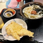 手打十段 うどんバカ一代 - 嫁さんの、梅うどん(梅掛けうどん)
      鶏天もデカいヽ(*＾ω＾*)ﾉ