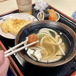 手打十段 うどんバカ一代 - 梅干しが入ってるだけだが、味がガラッと変わって旨い(๑>؂<๑)