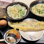 手打十段 うどんバカ一代 - 左 掛けうどん    右 釜バター    両方「ネギと天かす」掛けた！
      左下のが 釜バター専用醤油、甘め！(^_^;)
