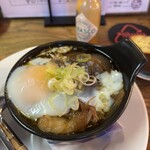 ヨコスカヒバチ - 牛すじ煮込780円、ガーリックトースト150円