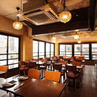 町工場をリノベした4階建て・3フロア130席の開放空間