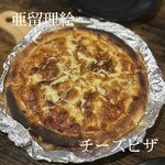カフェバー　アトリエ - 中毒性のあるピザ。夜に食べると背徳感あるね