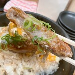 まるはのかつ丼 - とんかつ、にゅ〜〜ん！　※真ん中の部位