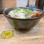 まるはのかつ丼 - かつ丼　850円(税込)  ※横からも