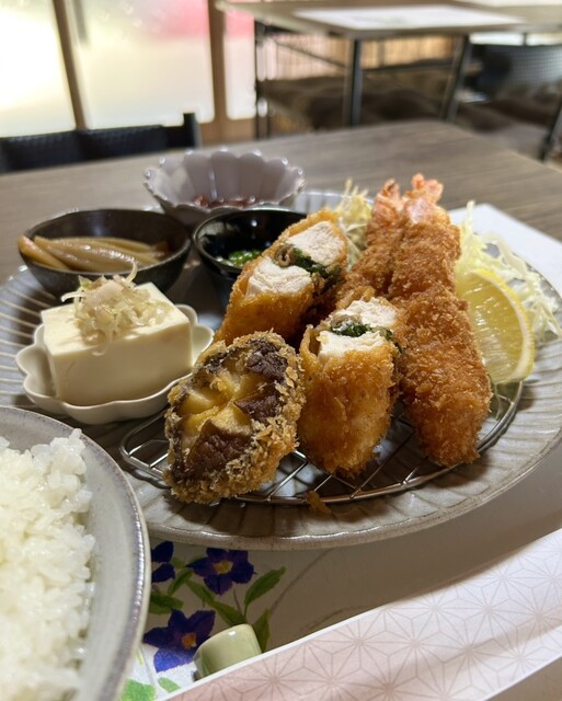 【しょん】ことりのお食事処 しょん】ことりのお食事処 京都市右京区】森の中をイメージ？