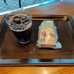 スターバックスコーヒー - 料理写真:ドリップコーヒー(Tall・デカフェ)、根菜チキンサラダラップ