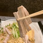 鶏soba 座銀 - チャーシュー、にゅ〜〜ん！