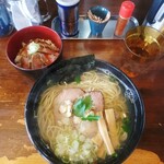 中華そば GO.TO.KU 仁 - 昆布と貝だしそば[大盛]1300円 牛タタキ飯400円