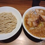 らーめん菊 - つけ麺 麺300g ラーメン味 1300円
      ニンニク ヤサイ アブラ カラメ