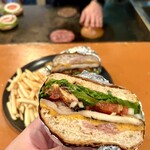 髙橋バーガー - 裏メニューのジャークチキンチーズサンド