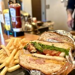 髙橋バーガー - 裏メニューのジャークチキンチーズサンド