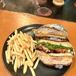 髙橋バーガー - 裏メニューのジャークチキンチーズサンド