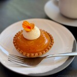 Restaurant Régis & Jacques Marcon - 濃厚なアプリコットのタルト♡
      もちろん、どちらも最高ですやん♪