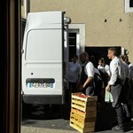 Restaurant Régis & Jacques Marcon - すると…
      ジャック・マルコンシェフ自らバンを運転して、系列のビストロやらこちらのパティスリーやらに食材を運んでいます。
      遅いディナーの翌朝でも、そうして自ら働く。
      素晴らしいなぁ♪