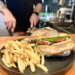 髙橋バーガー - 裏メニューのジャークチキンチーズサンド