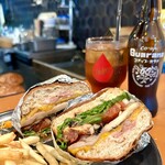 髙橋バーガー - 裏メニューのジャークチキンチーズサンド