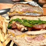 髙橋バーガー - 裏メニューのジャークチキンチーズサンド