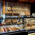 Restaurant Régis & Jacques Marcon - もちろん、焼き立てのバゲット系やクロックムッシュなどのお惣菜系のパンも充実しています♪