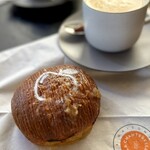 Restaurant Régis & Jacques Marcon - 最後のディナーの翌朝は、こちらでショソン・ポムとカフェ・オ・レをいただきました。
      シュガーで描いたリンゴもかわいいし、もちろんお味も最高です！