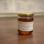 Restaurant Régis & Jacques Marcon - ブーランジュリーにいた私たちを見つけて、「昨晩のディナーは別イベントで不在にして、ごめんね」とのご挨拶とともに、このハチミツをプレゼントしてくださいました♪
      一流って、振る舞いが自然に一流なんだなぁ。