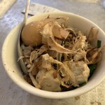 榕樹下米苔目 - 小碗乾的米苔目
            滷蛋
            端端魚丸