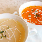 Supaisu Ekusupuresu - 左：チキンスープ、右：トマトスープ